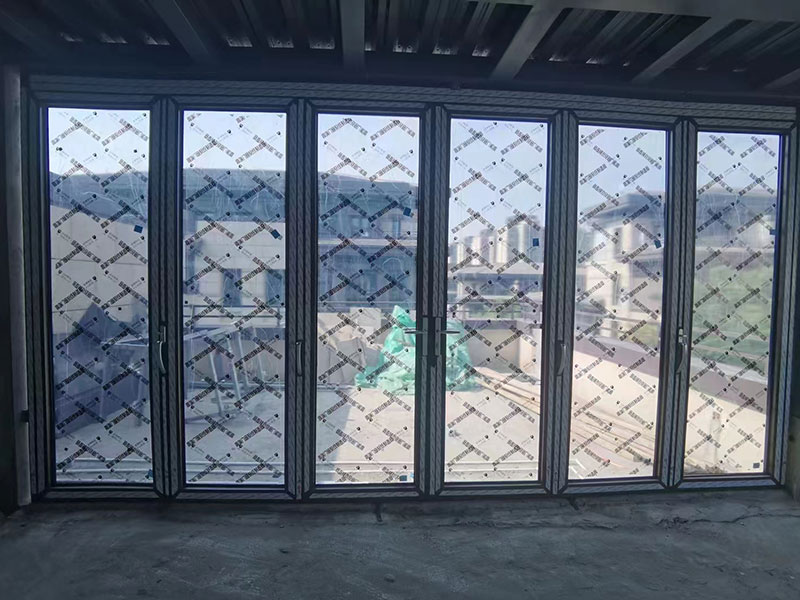 系統(tǒng)門(mén)窗施工現(xiàn)場(chǎng)